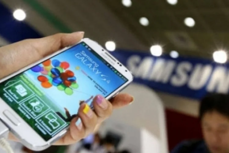 Smartphone (SeongJoon Cho/Bloomberg)