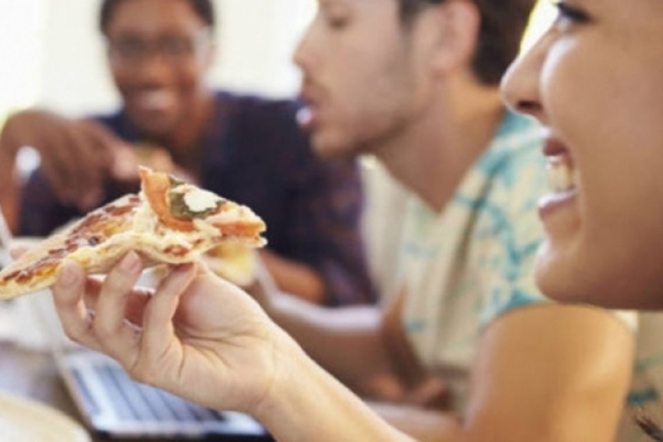 Comer a marmita do colega pode render demissão por justa causa?