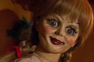 Imagem referente à matéria: Veja quem é Annabelle, boneca perdida em incêndio na Casa Warner Rio, que virou meme no Brasil