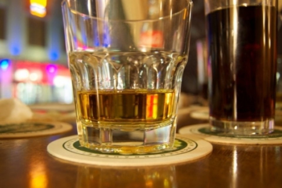 Bebidas adulteradas: entenda para que serve o metanol e se é possível identificá-lo