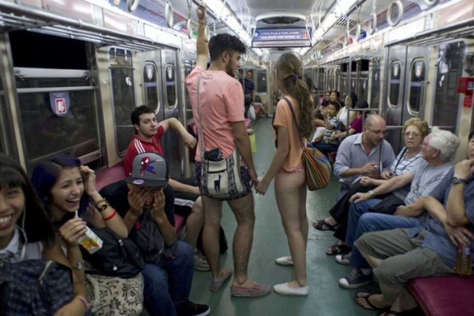 Dia mundial "sem calças no metrô" tem adesão de milhares de jovens