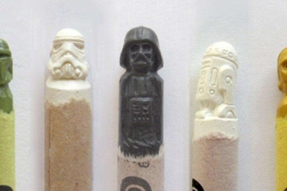 Artista cria personagens famosos em giz de cera