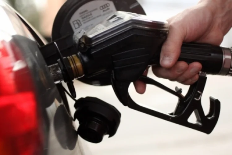 
	Carro sendo abastecido: comercializa&ccedil;&atilde;o de diesel recuou 8 por cento, para 4,930 bilh&otilde;es de litros no mesmo per&iacute;odo, com impacto da recess&atilde;o econ&ocirc;mica no pa&iacute;s
 (Getty Images)
