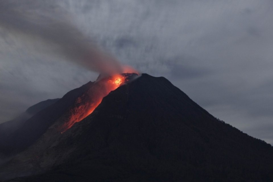 15 fotos impressionantes da erupção do vulcão Sinabung