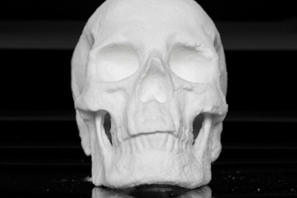 Artista esculpe crânio feito de cocaína em tamanho real