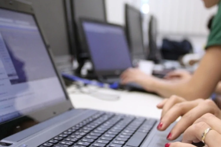 Legenda: 90% dos trabalhadores em home office precisam de mais suporte de equipes de TI, aponta levantamento (RailsGirls/ Flickr/ Creative Commons/Flickr)