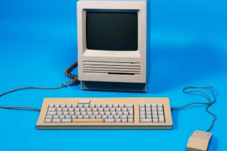 old computer (Edward Mallia/G.I)
