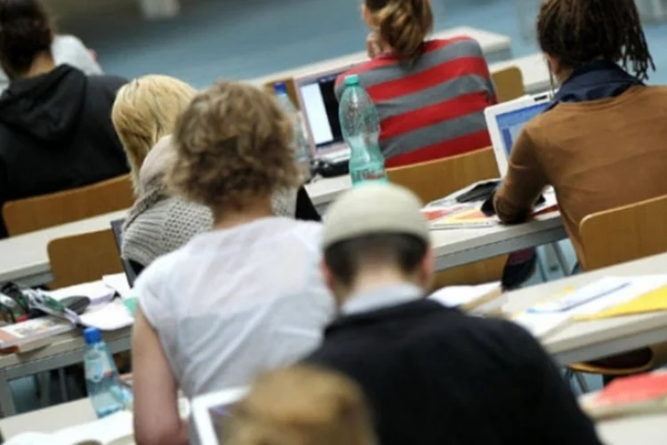Concursos públicos: a situação do magistério no Brasil é frágil, sobretudo na educação básica - o professor brasileiro recebe menos que a média mundial (Getty Images/Getty Images)