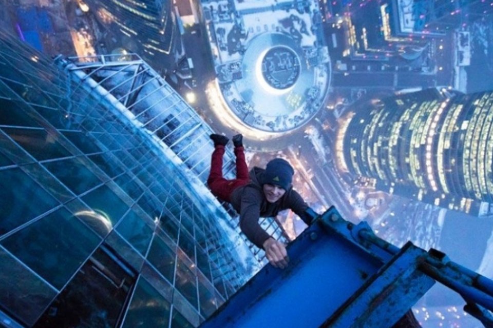 8 imagens do grupo que arrisca a vida no topo de prédios