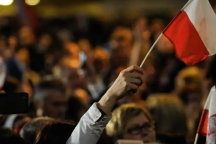 
	Pol&ocirc;nia: &quot;N&atilde;o vamos chutar os que ca&iacute;ram... Precisamos mostrar que a vida p&uacute;blica polonesa pode ser diferente&quot;, disse Kaczynski a apoiadores em Vars&oacute;via
 (Getty Images)