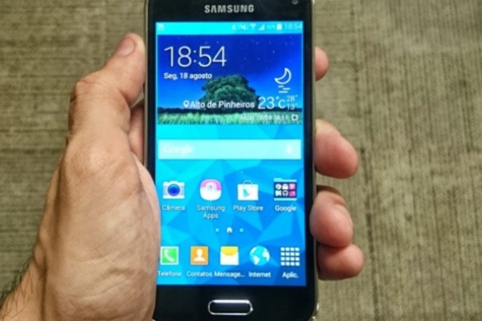 Na mão: Samsung Galaxy S5 mini com leitor de digitais e resistente à água