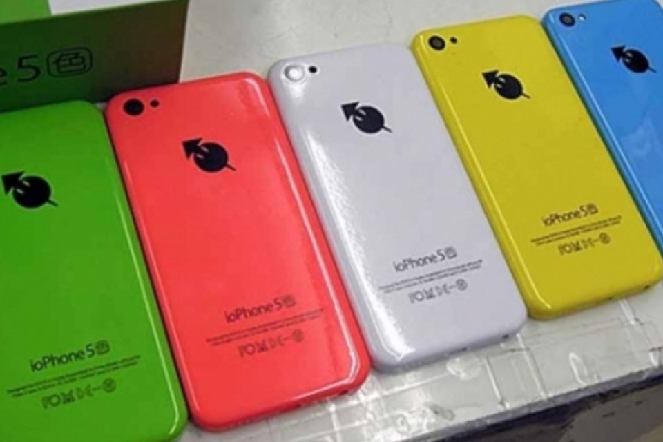 Conheça o ioPhone, o clone do iPhone 5c feito no Japão