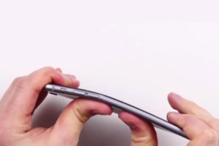 Smartphones tortos (Reprodução)