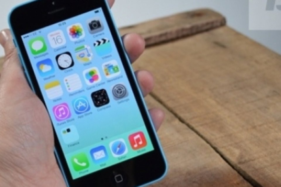 Na mão: iPhone 5c, o smartphone colorido da Apple