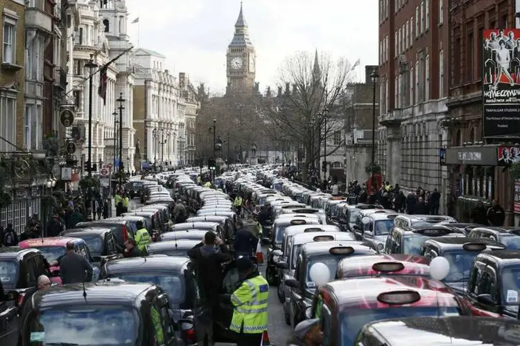 Motoristas de táxi protestam contra Uber em 10/02/2016 (Reuters/Stefan Wermuth)