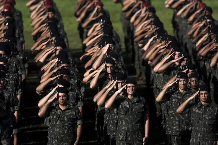
	Ex&eacute;rcito brasileiro: as tropas foram chamadas para auxiliar a Pol&iacute;cia Militar a garantir a seguran&ccedil;a da popula&ccedil;&atilde;o
 (REUTERS/Ricardo Moraes)