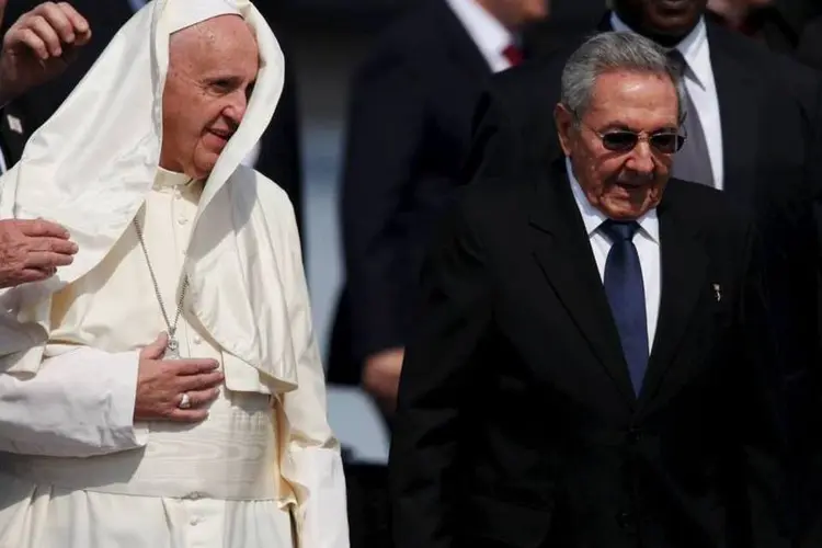 
	Papa Francisco ao lado de Raul Castro, durante a chegada do l&iacute;der religioso a Havana, Cuba
 (Reuters/Alexandre Meneghini)