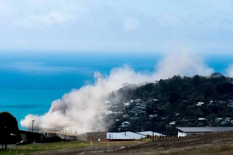 Poeira e detritos após colapso de precipício devido a um terremoto na área de Whitewash Head, localizado acima da praia de Scarborough, no subúrbio de Sumner, Christchurch, Nova Zelândia (REUTERS/Richard Loffhagen/Handout via Reuters)