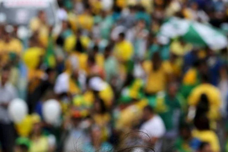 Manifestante tira selfie com a multidão em São Paulo (SP), 13/03/2016 (REUTERS/Nacho Doce)