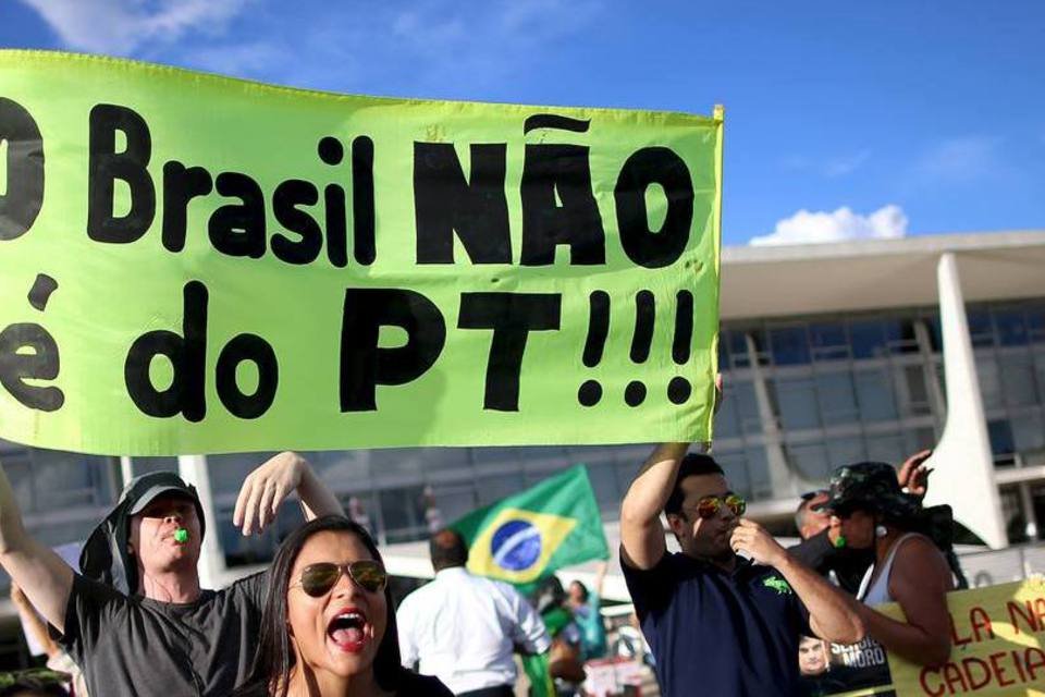 O enunciado "é preciso mudanças" está gramaticalmente certo?