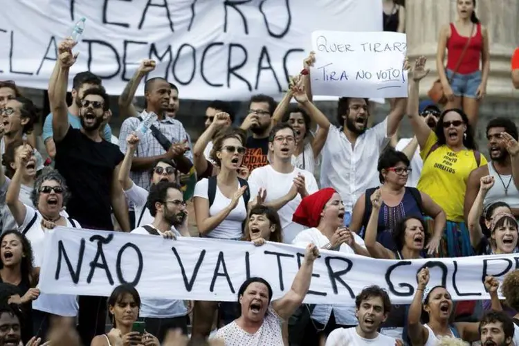 
	Manifesta&ccedil;&atilde;o contra impeachment no Rio: pessoas carregam faixas afirmando &quot;n&atilde;o vai ter golpe&quot; durante ato.
 (Reuters/Sergio Moraes)