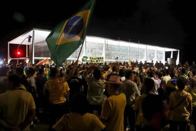 
	Protesto contra o governo: no Planalto, segundo a Secretaria de Seguran&ccedil;a P&uacute;blica, havia cerca de 2 mil pessoas por volta das 19h.
 (Reuters/Adriano Machado)
