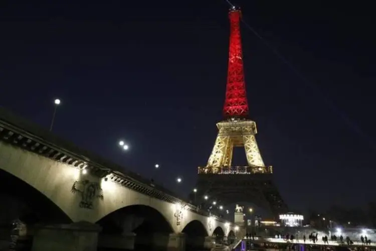 
	Torre Eiffel &eacute; iluminada em homenagem &agrave; B&eacute;lgica: ataques ao metr&ocirc; e ao aeroporto deixaram ao menos 30 feridos em Bruxelas.
 (Reuters/Philippe Wojazer)