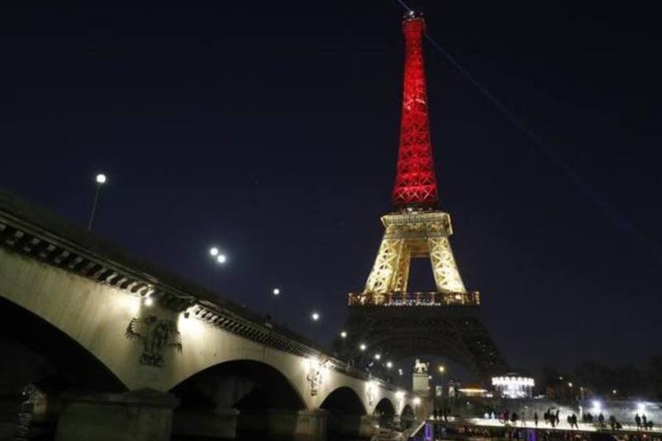 Torre Eiffel é iluminada em solidariedade a Bruxelas