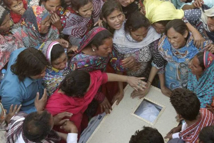 
	Fam&iacute;lia enterra parente morto nos ataques terroristas do Paquist&atilde;o: maioria das v&iacute;timas eram crian&ccedil;as e mulheres.
 (Reuters/Mohsin Raza)