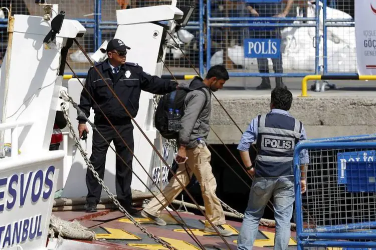 
	Migrante desembarca de balsa procedente da ilha de Lesbos, na Gr&eacute;cia, em territ&oacute;rio turco, como parte de acordo internacional.
 (Reuters/Murad Sezer)
