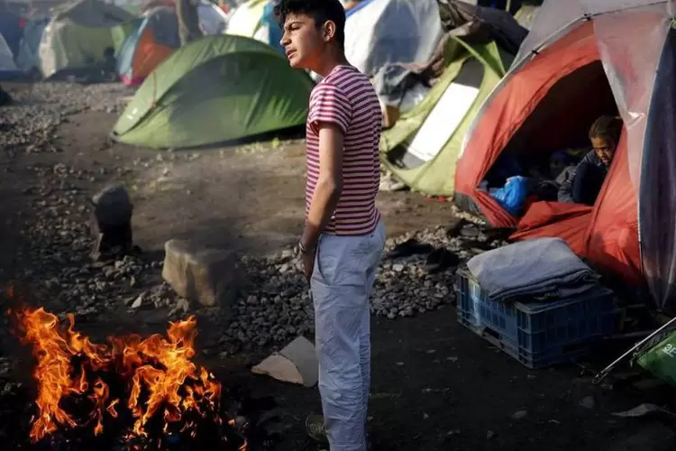 
	Menino em campo de migrantes na fronteira entre a Maced&ocirc;nia e a Gr&eacute;cia
 (Stoyan Nenov/Reuters)