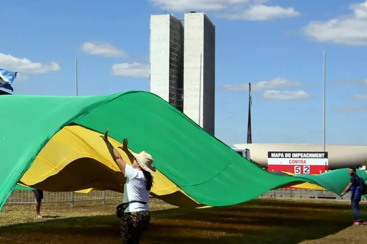 
	Manifestantes a favor do impeachment da presidente Dilma Rousseff se re&uacute;nem em frente ao Congresso, antes de vota&ccedil;&atilde;o na C&acirc;mara.
 (Reuters/Paulo Whitaker)