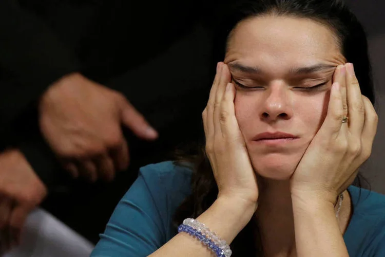 Janaína Paschoal, uma das autoras do pedido de impeachment de Dilma, chora por "brasileiros desiludidos" durante comissão no Senado (Ueslei Marcelino/Reuters)