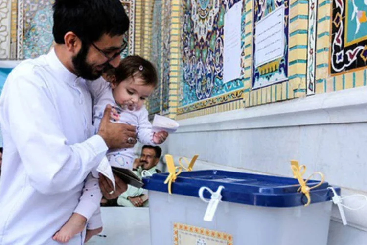 
	Pai leva filha para votar em elei&ccedil;&otilde;es legislativas no Ir&atilde;
 (Farsnews.com/Handout via REUTERS)