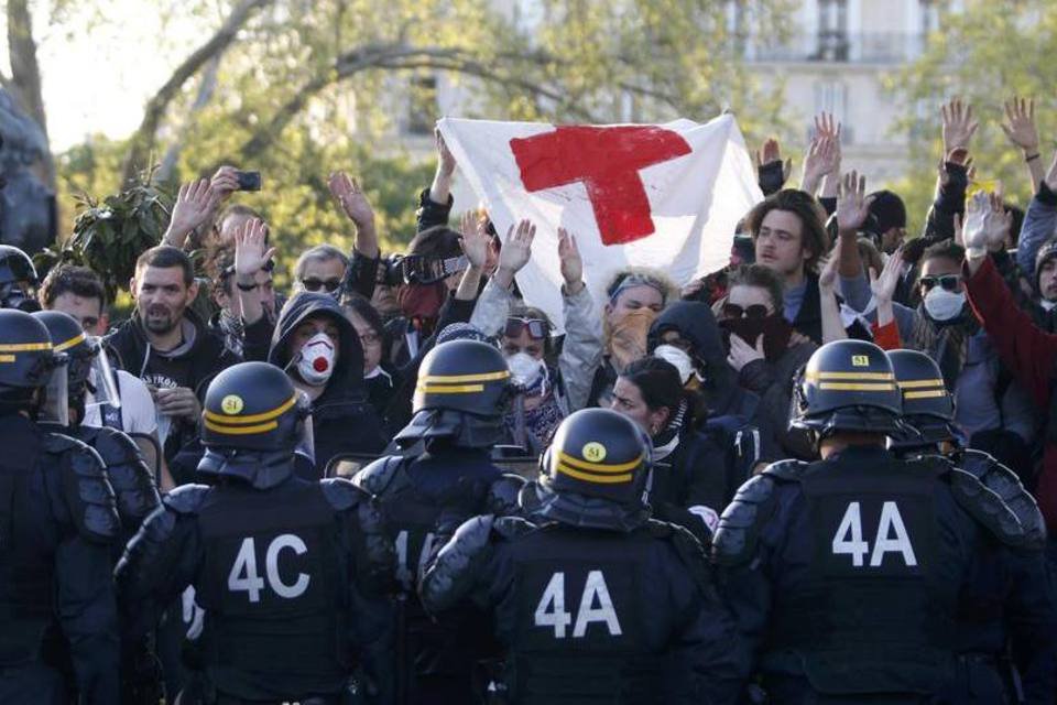 
	Protesto na Fran&ccedil;a: a reforma, que agora deve ser promulgada por Hollande, provocou protestos, manifesta&ccedil;&otilde;es e greves contra o governo
 (REUTERS/Charles Platiau)