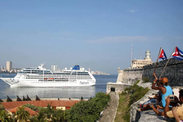 
	Navio de cruzeiro dos EUA com capacidade para 700 passageiros atraca em Havana, Cuba, e &eacute; recepcionado com carinho pelos locais.
 (Reuters/Alexandre Meneghini)