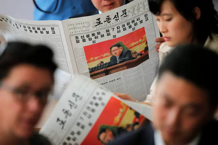 Coreia do Norte: repórteres internacionais acompanham notícias sobre o primeiro congresso do partido único do país em quase 40 anos. (Reuters/Damir Sagolj)
