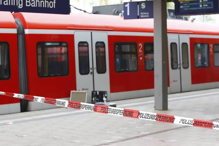 
	Esta&ccedil;&atilde;o de trem de Grafing, no munic&iacute;pio de Ebersberg, Alemanha, interditada pela pol&iacute;cia depois que um homem matou uma pessoa e feriu outras tr&ecirc;s.
 (Reuters/Michaela Rehle)
