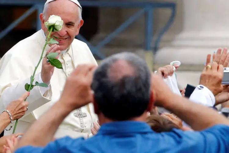 Papa Francisco pede "harmonia e paz" ao saudar audiência em português no Vaticano, se dirigindo aos brasileiros. (Reuters/Stefano Rellandini)
