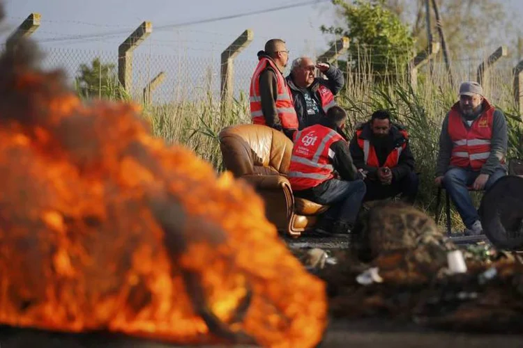Trabalhadores franceses em greve bloqueiam entrada de depósito de combustíveis em Donges (Reuters/Stephane Mahe)