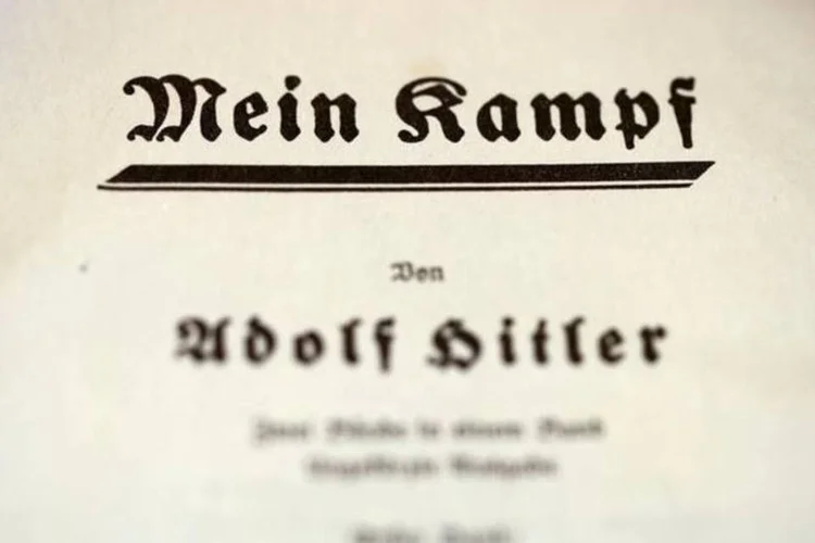 
	Minha Luta, de Adolf Hitler: jornal italiano defendeu distribui&ccedil;&atilde;o alegando que livro &eacute; &quot;ant&iacute;doto contra as toxinas do nacional-socialismo&quot;
 (Reuters/Fabrizio Bensch)
