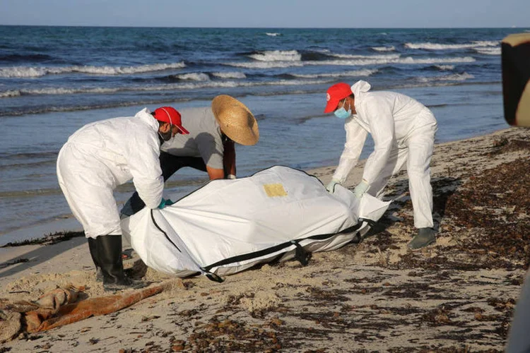 
	L&iacute;bia: autoridades resgatam corpos depois de barco afundar na cidade costeira de Zuara, oeste de Tripoli, dia 3 de junho
 (REUTERS/Hani Amara)