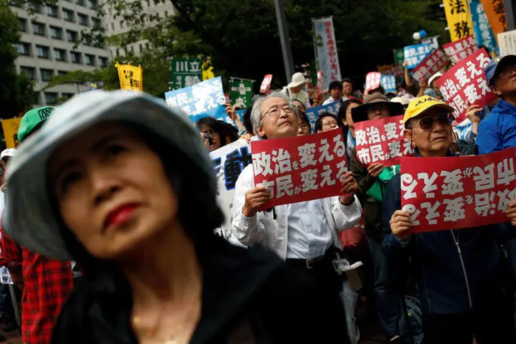 Japão: manifestantes se reúnem em protesto contra as políticas do primeiro-ministro japonês, Shinzo Abe, em Tóquio, dia 5 de junho de 2016 (REUTERS/Thomas Peter)
