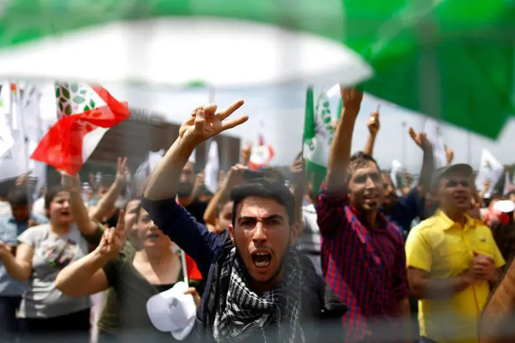 Ataques: Manifestantes pró-curdos fazem manifestação em Istambul (REUTERS/Osman Orsal)