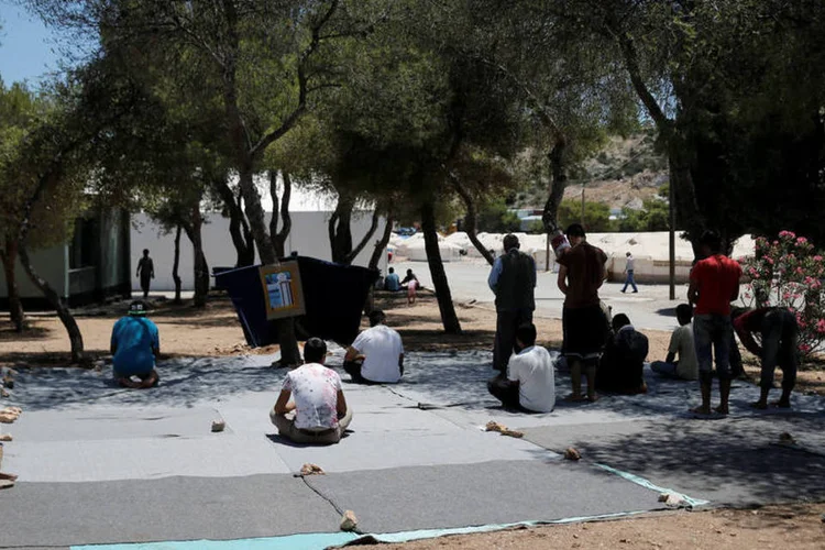 Refugiados muçulmanos rezam durante o Ramadã na Grécia: centros de abrigo não se adaptaram aos horários rituais de refeições (Reuters/Alkis Konstantinidis)