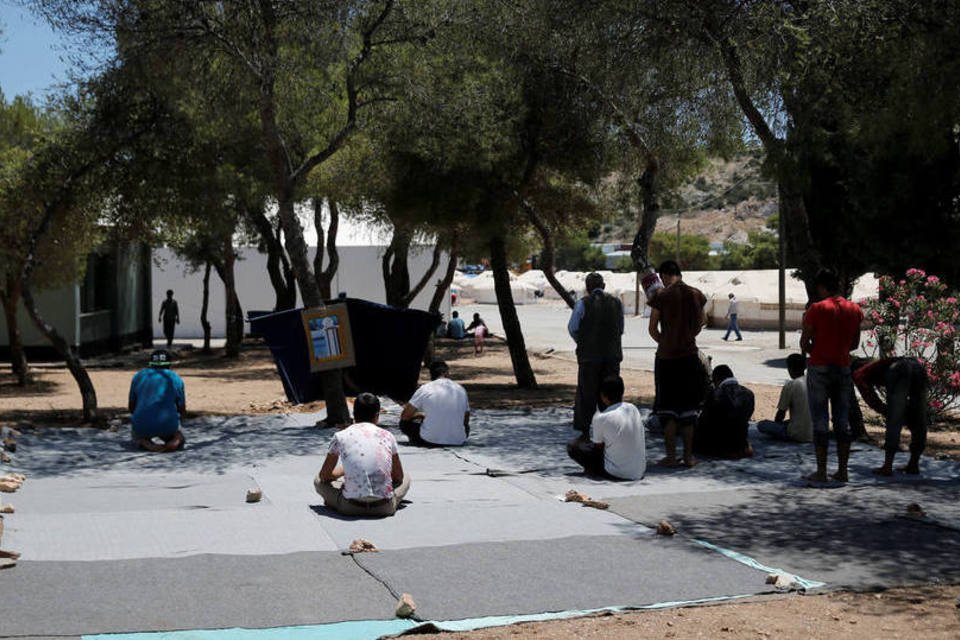 Refugiados tentam passar o Ramadã nos centros da Grécia