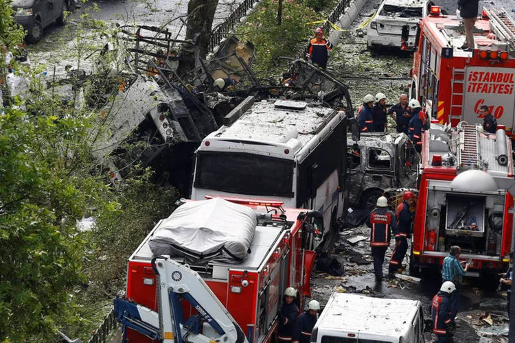 
	Carro-bomba: este &eacute; o terceiro ataque com essas caracter&iacute;sticas em Diyabarkir desde mar&ccedil;o
 (Reuters/Osman Orsal)