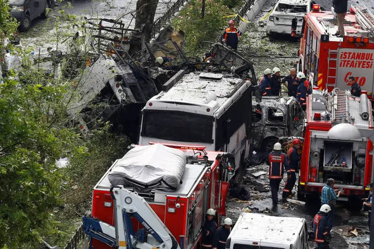 Carro-bomba explode e atinge ônibus no centro histórico de Istambul, na Turquia, matando pelo menos 11 pessoas (Reuters/Osman Orsal)