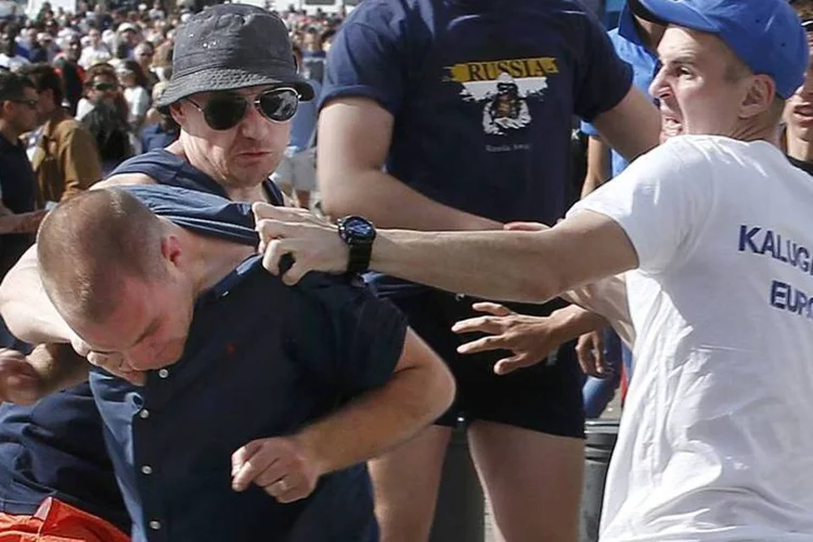 Hooligans da Rússia e Inglaterra brigam na rua em Marselha, na França, antes de partida da Eurocopa (Reuters/Jean-Paul Pelissier)