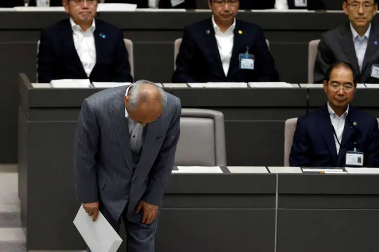 Governador de Tóquio, Yoichi Masuzoe, faz uma reverência após apresentar pedido de renúncia do cargo (Reuters/Toru Hanai)